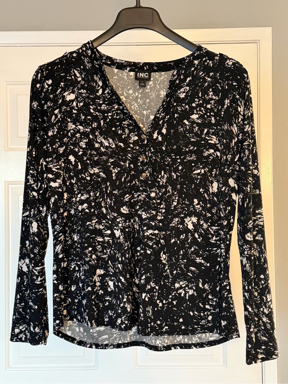 INC International Concepts Black and White Abstract V-Neck Long Sleeve Top